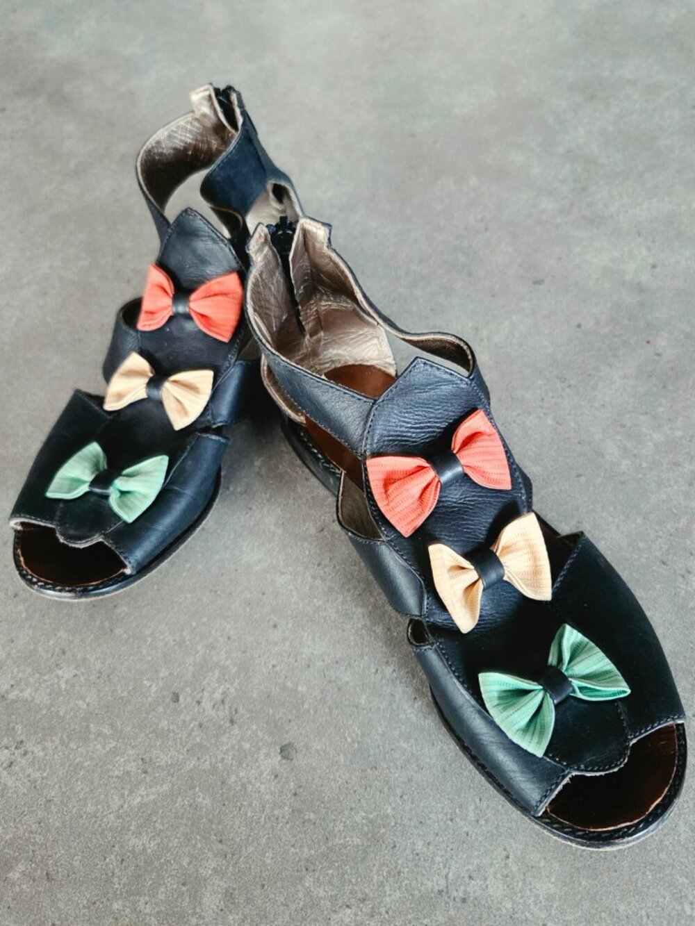 Women's Laser Cut Strappy Sandals w/back zipper/Red/Yellow/Green Bows Sz 6M
